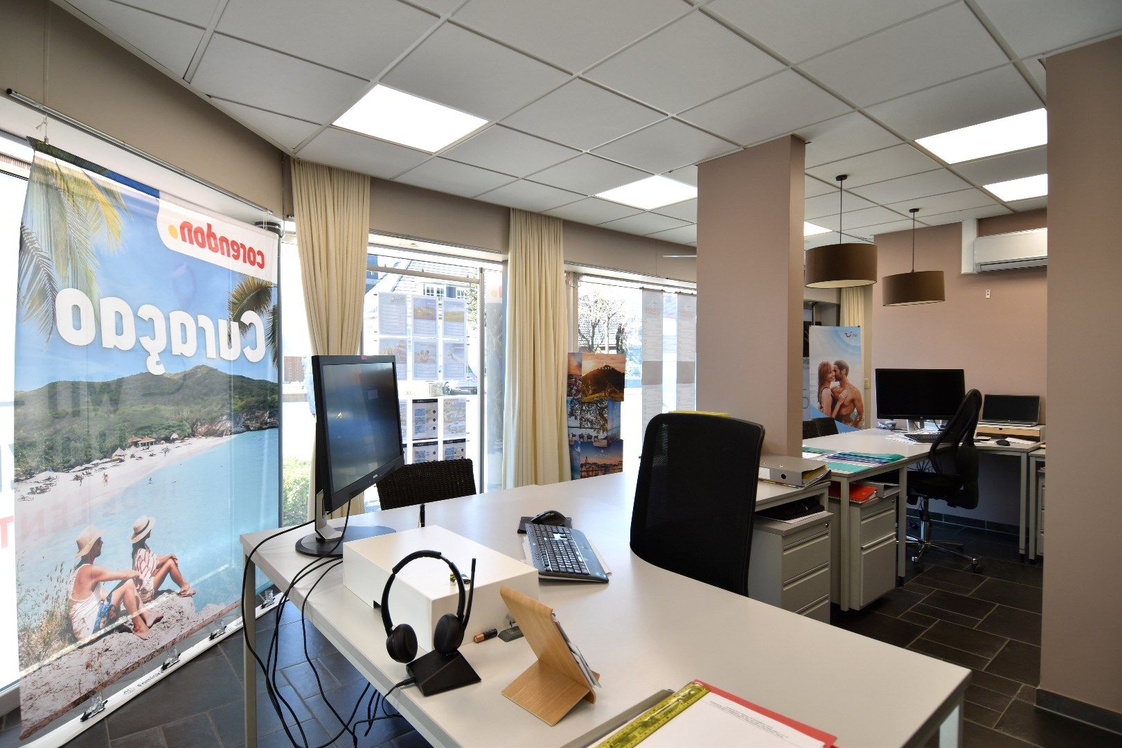 Kantoor -of winkelruimte op commerciële hoekligging te koop in Gullegem-centrum foto 3