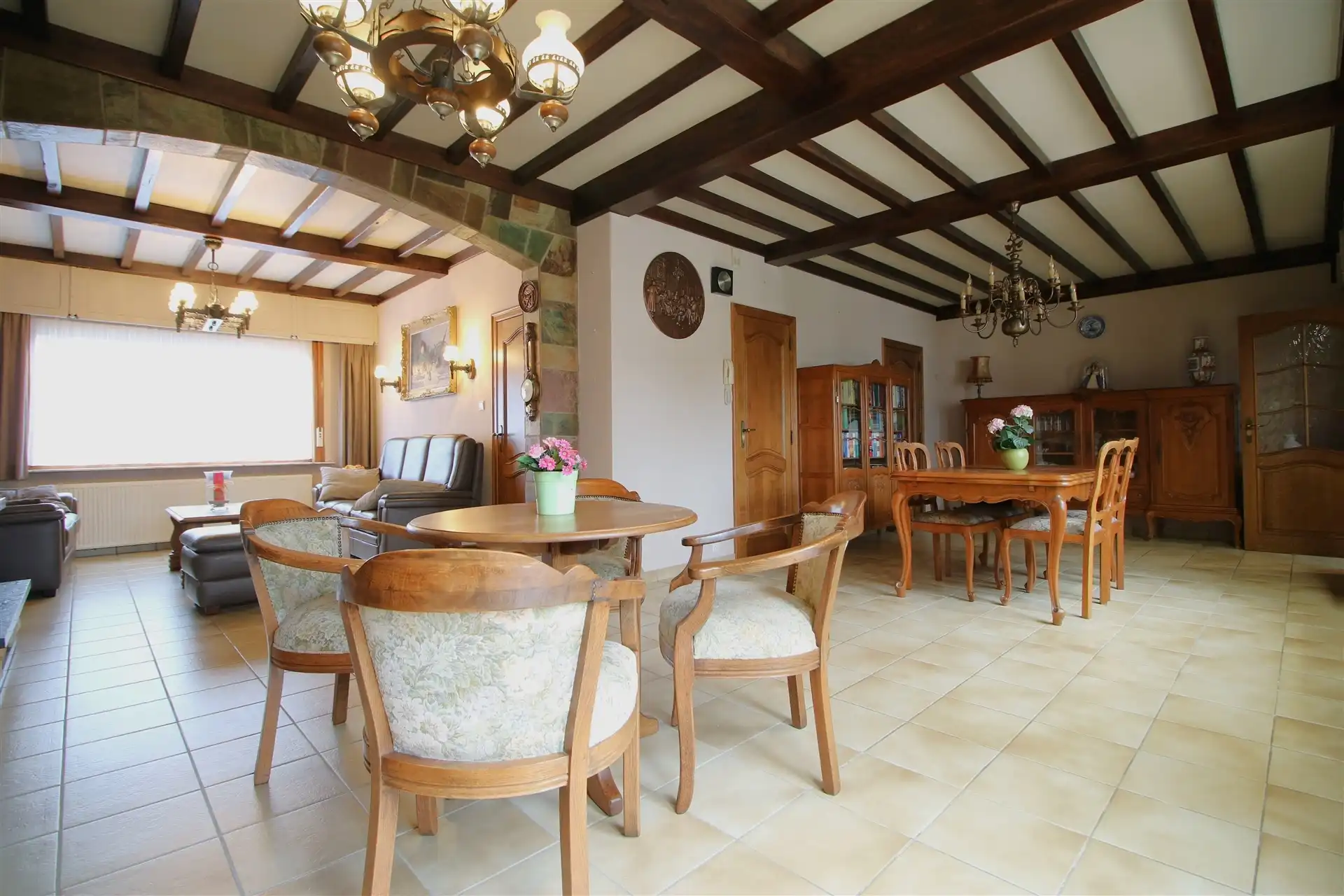 Ruime woning met garage, 4 slpk & tuin foto 2