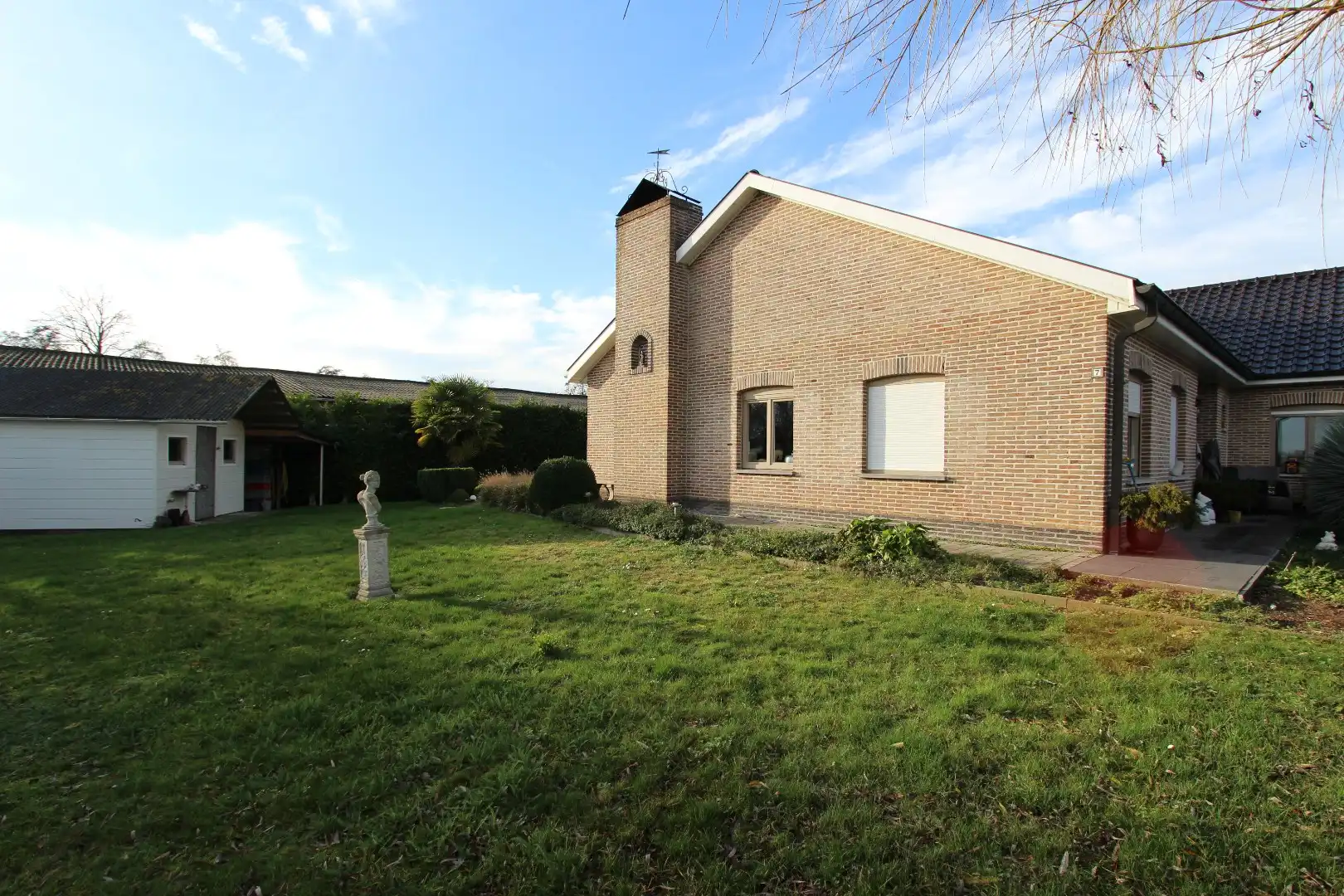 Landelijk gelegen woning met loods foto 6