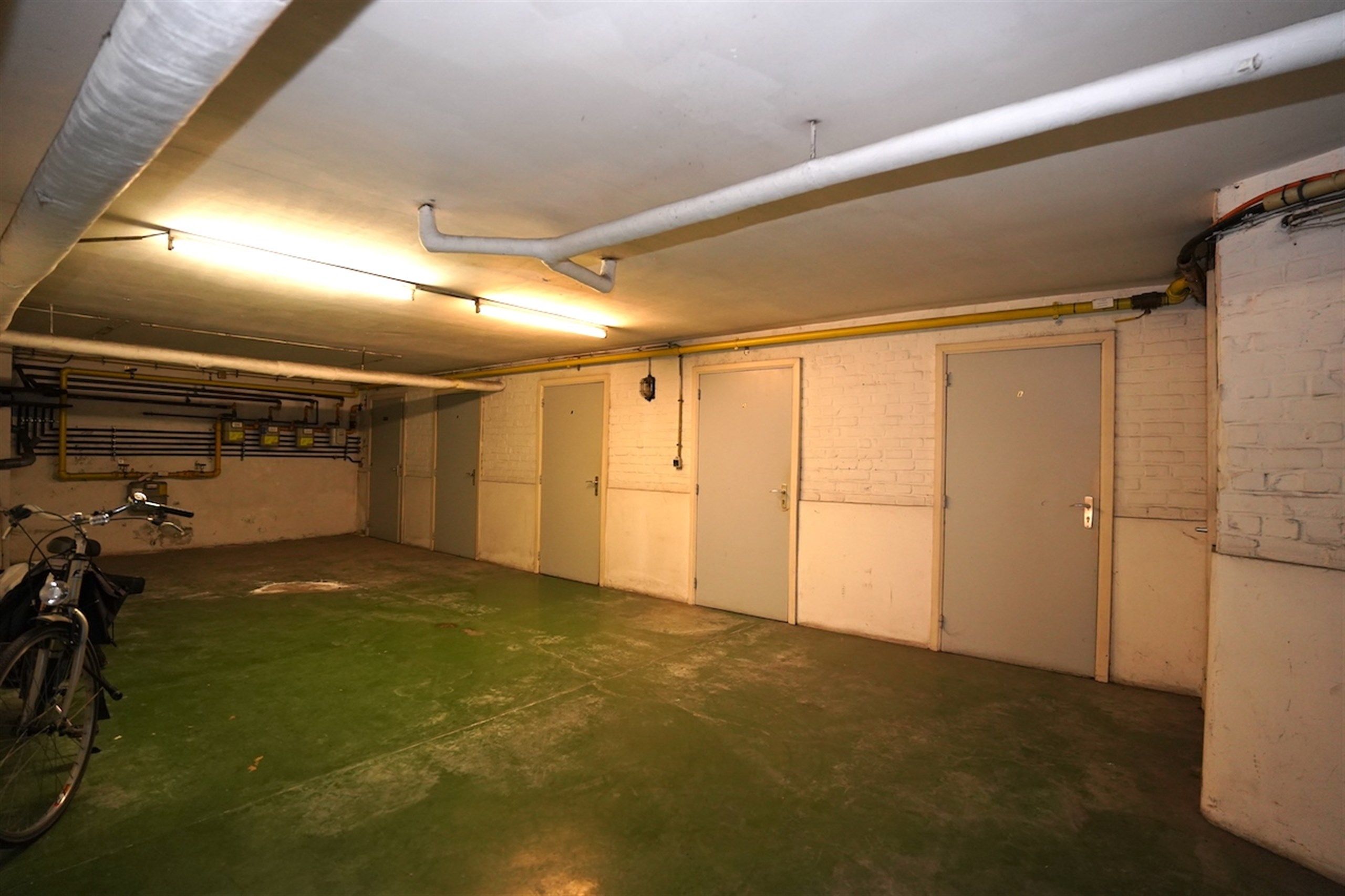 Te moderniseren 3-slpk appartement + garage in hartje centrum! foto 13