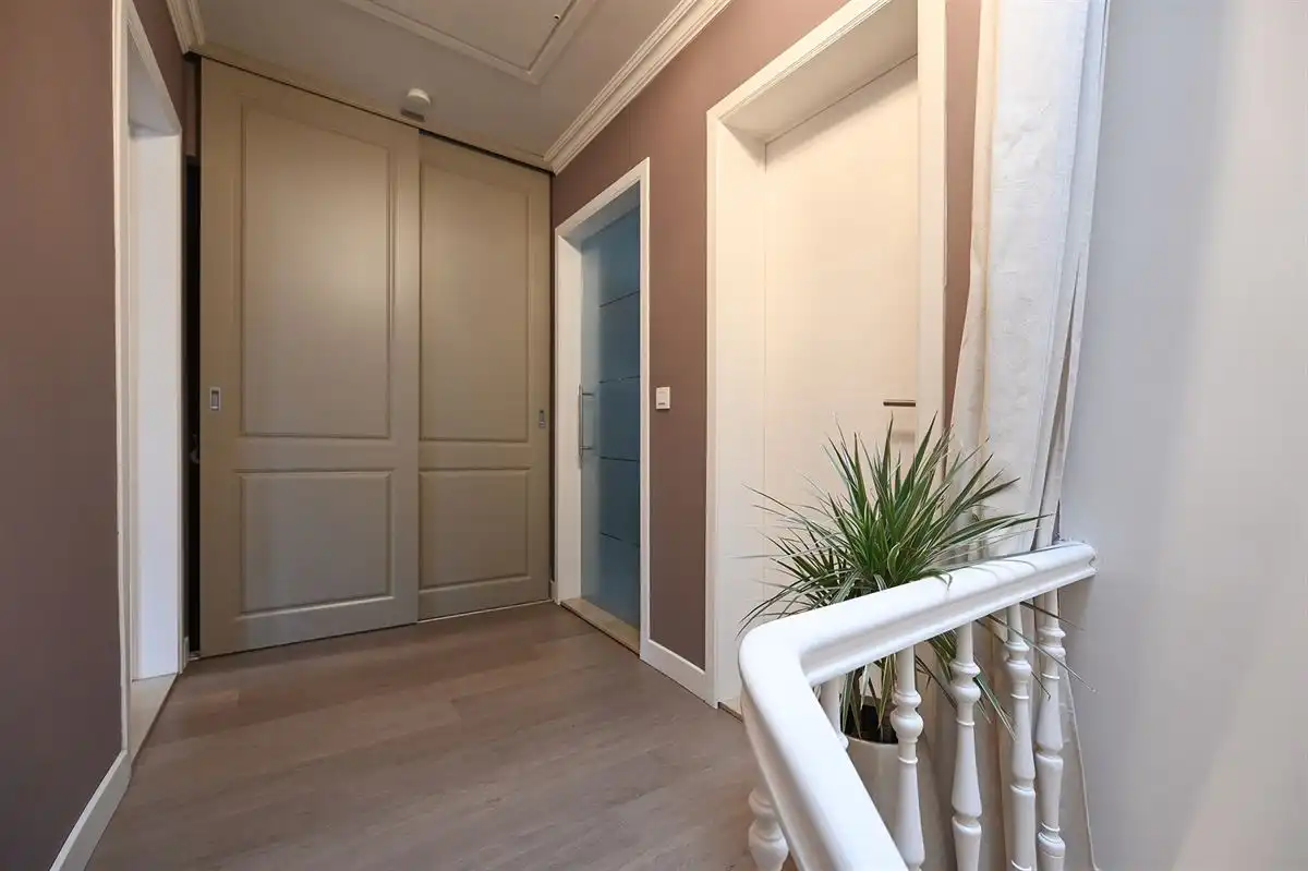 Mooie en gerenoveerde woning in populaire straat te Borgerhout foto 11