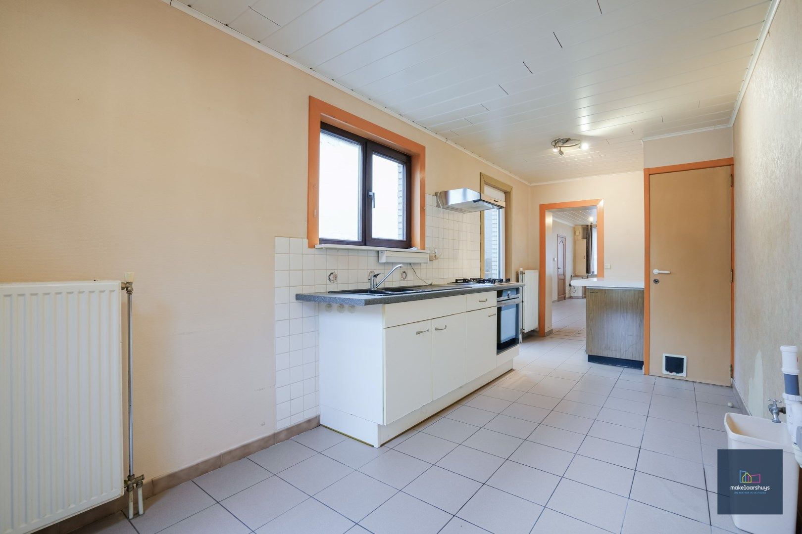 Te renoveren woning met aangename buitenruimte foto 5