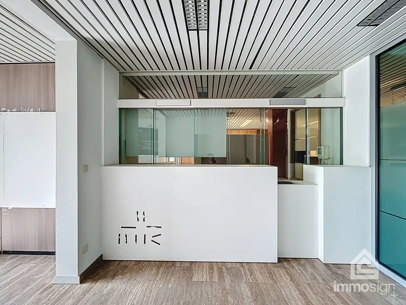 Gelijkvloerse kantoorruime van 243m² langs de Rijksweg foto 2