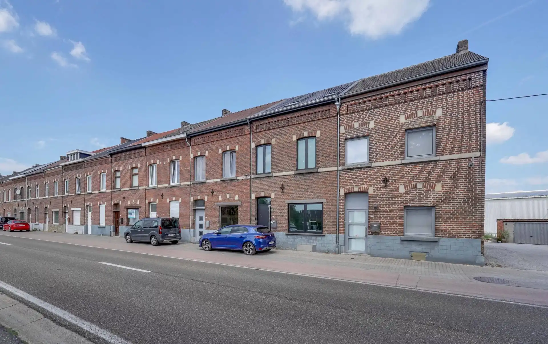 Ruime, volledig gerenoveerde woning aan de stadsrand foto 2