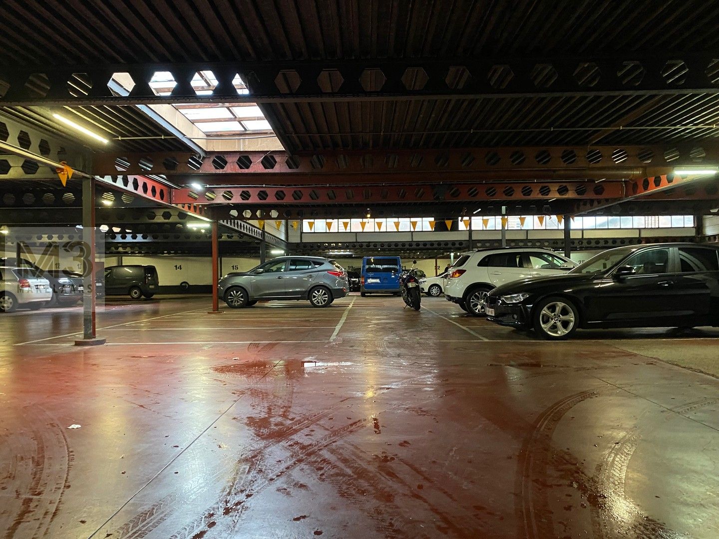 Volledige parkeergarage te koop met 181 autostaanplaatsen naast Turnhoutsebaan Antwerpen. foto {{pictureIndex}}