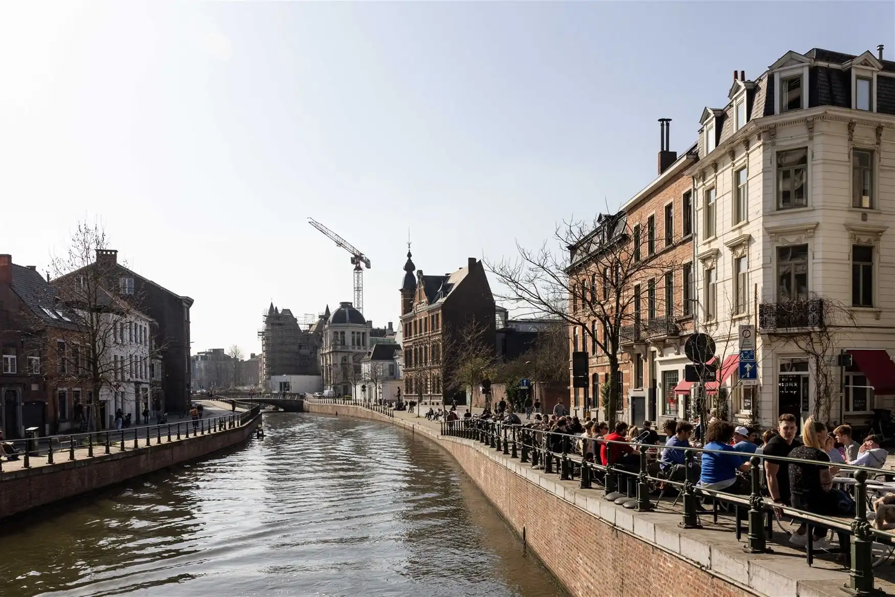 Horecapand met terras aan het water in hartje Gent foto 13