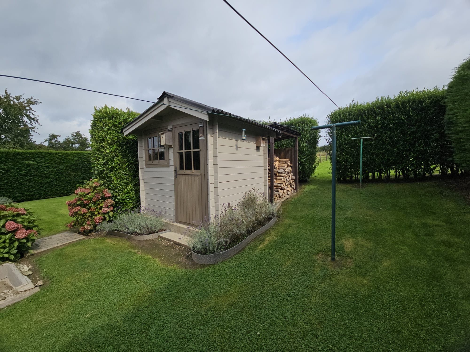 Woning in landelijke stijl met tuin, veranda en ruime garage  foto 23