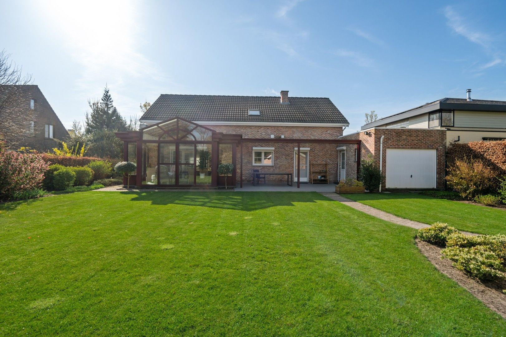 Aangename villa met heerlijke veranda in doodlopende straat foto 3