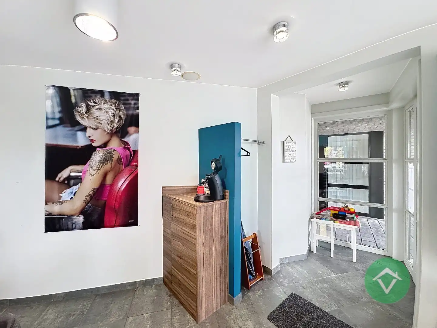 Volledig gerenoveerd handelspand met woonst en garage te Koekelare foto 2