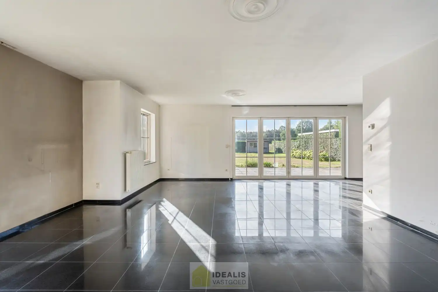IDEALIS VASTGOED – HEDENDAAGSE EENGEZINSWONING OP RUSTIGE LOCATIE MET AANGELEGDE TUIN OP EEN KNAP PERCEEL (9A87CA) NABIJ HET CENTRUM VAN PELT – De woning omvat een heerlijke lichtrijke open leefruimte met aansluitend goed uitgeruste keuken, fijne wasplaats/berging, 4 royale slaapkamers en goed ingerichte badkamer. Een praktisch ingedeelde woning op een aangenaam en ruim perceel! foto 6