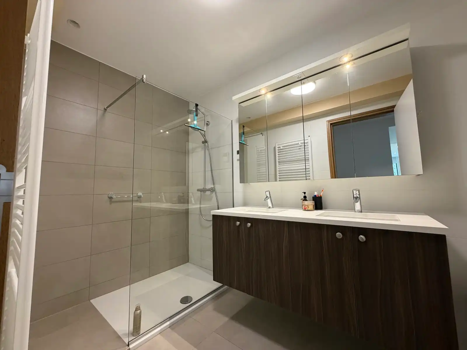 Instapklaar appartement met terras en staanplaats nabij centrum Aalst. foto 13