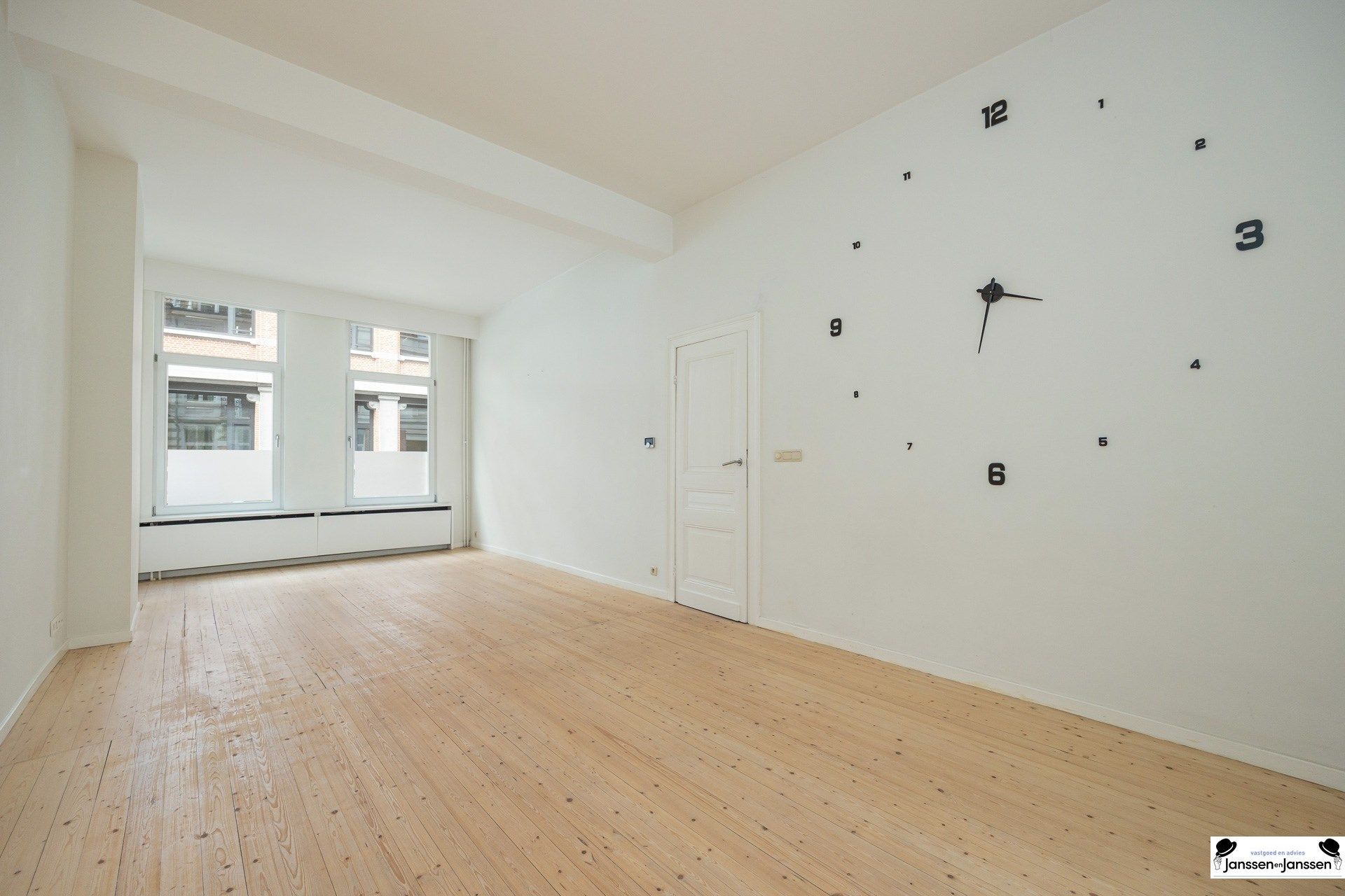Gerenoveerd herenhuis met architecturale gevel  foto 2