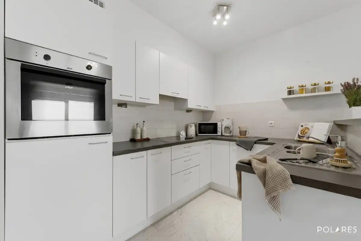 Goed gelegen appartement met terras én parkeerplaats!  foto 4