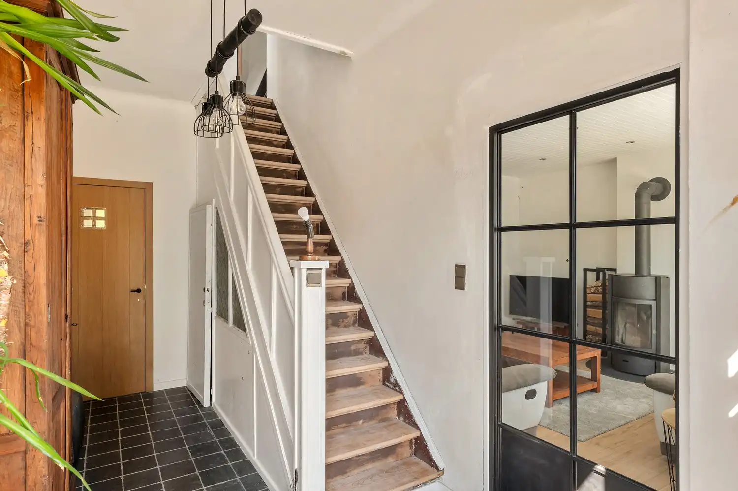 Grotendeels gerenoveerde gezinswoning op een ruim perceel van 1.084 m². foto 3