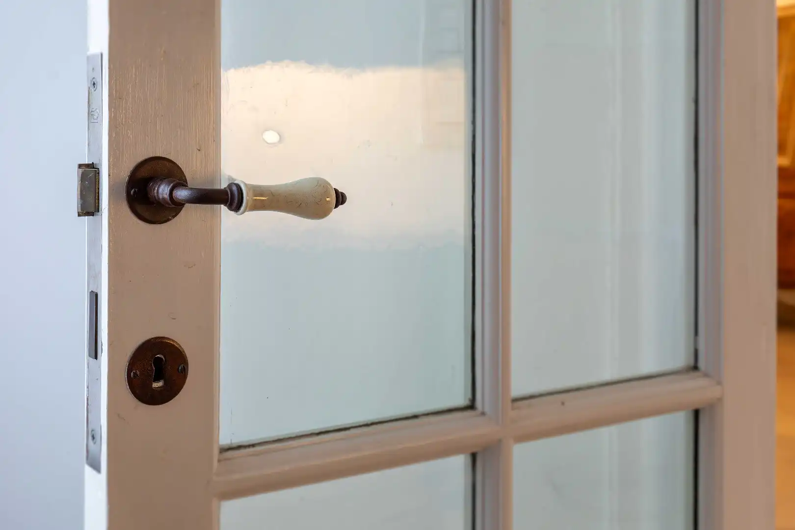 Iconisch neo-gotisch pand met uniek zicht op de Ezelpoort en het Stil Ende foto 27