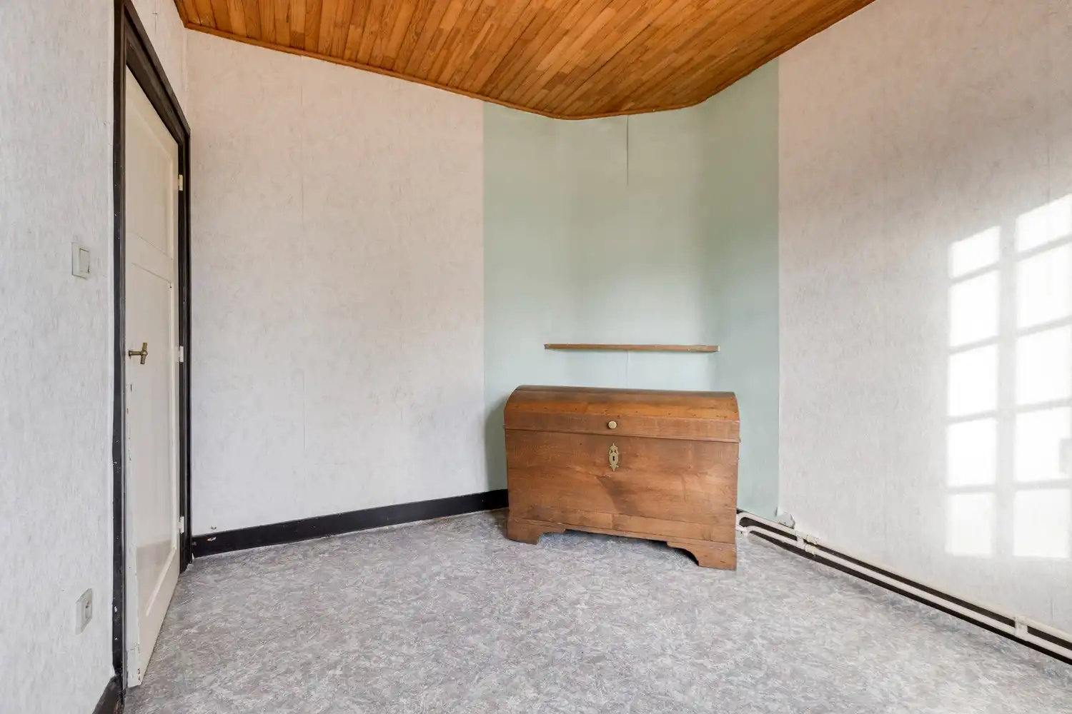 Te renoveren rijwoning met veel potentieel in hartje Genk foto 17