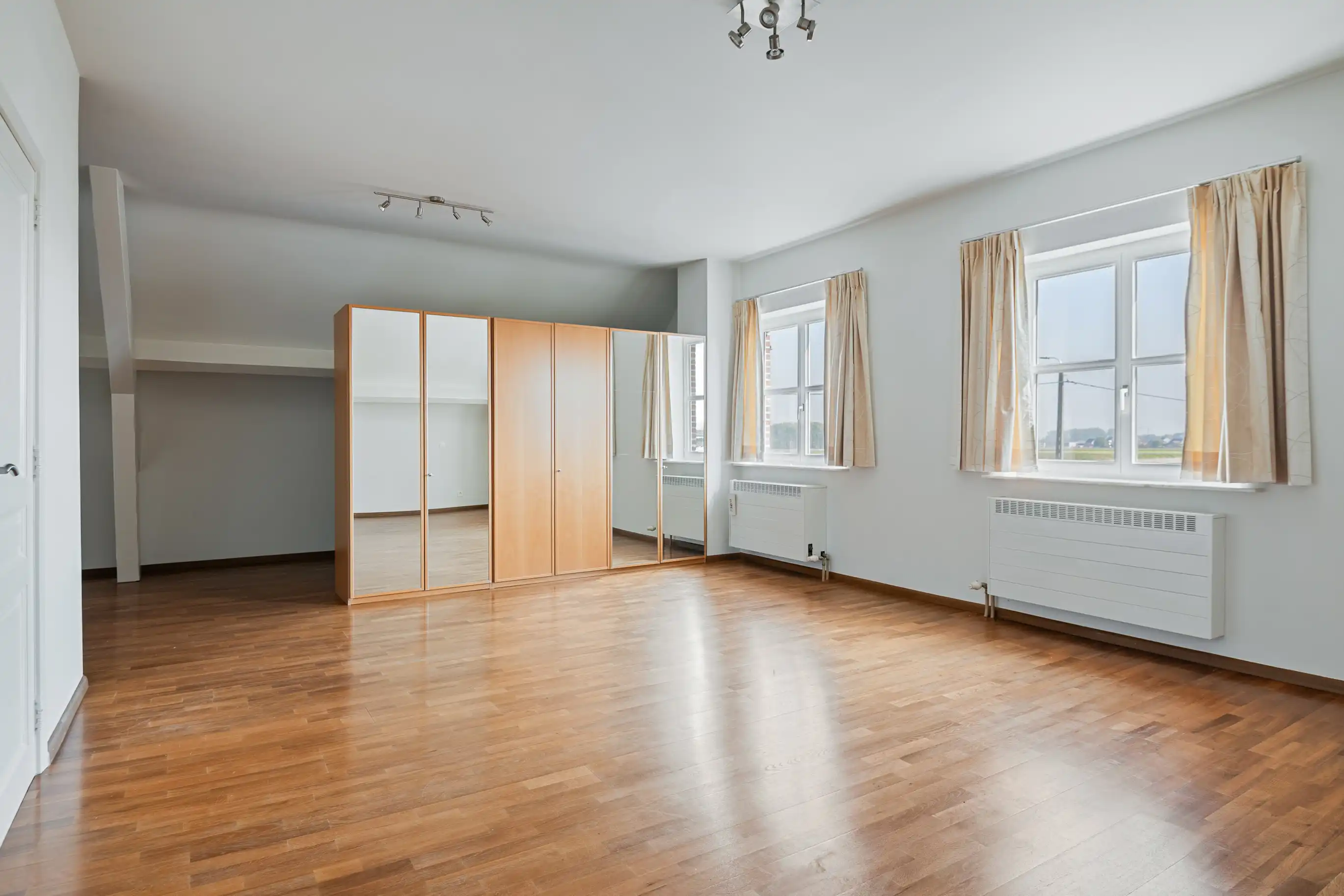 Tijdloze landbouwwoning met drie loodsen foto 11