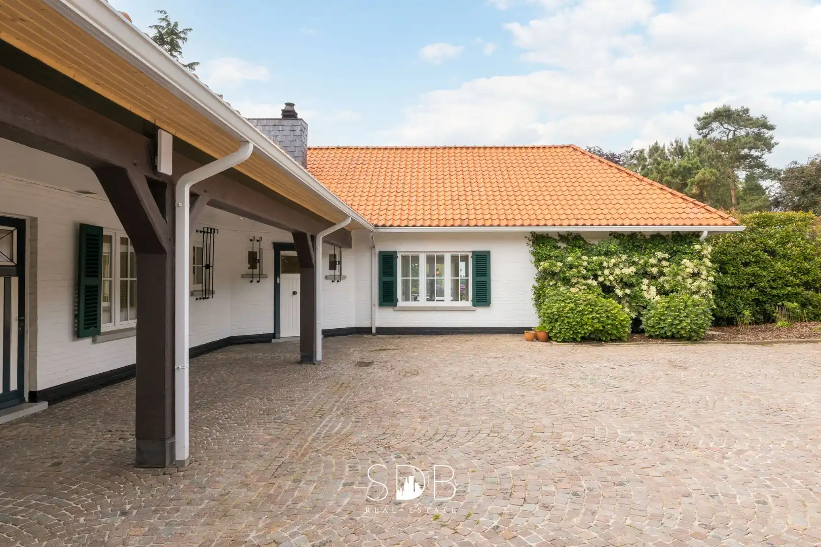 Prachtige villa met zwembad, paardenstallen, paddock en grasland op 1,3HA foto 2