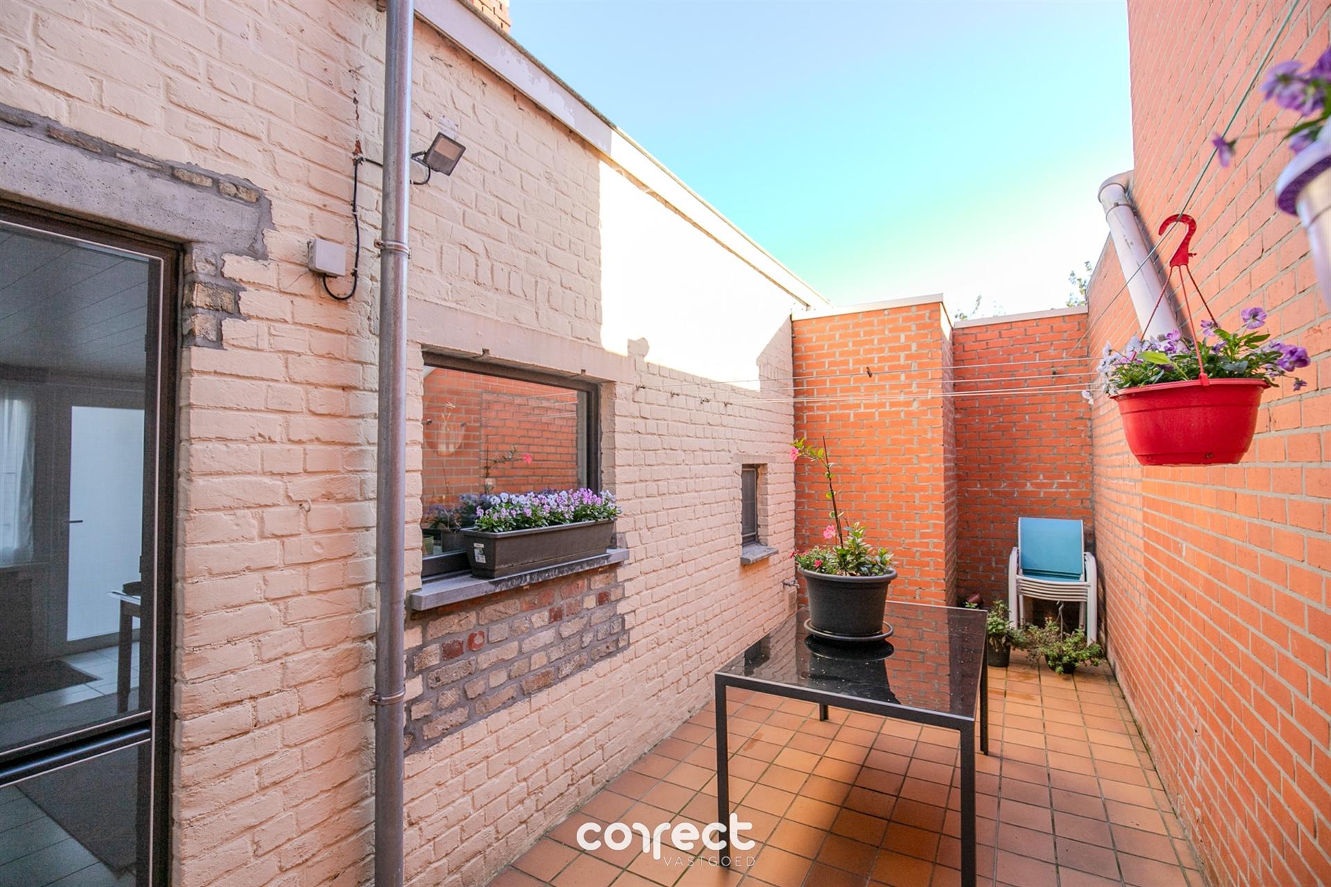 Halfopen bebouwing met ruime oprit, garage, carport en 3 volwaardige slaapkamers. foto 15