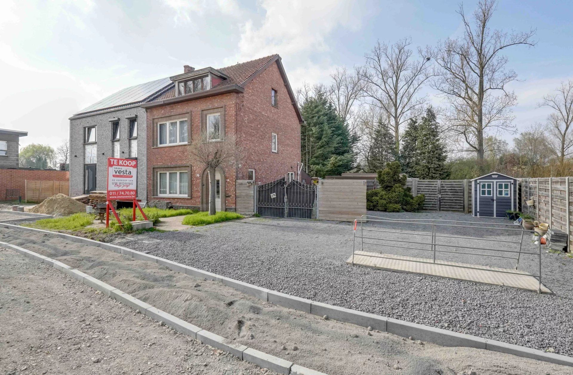 Ruime, op te knappen woning aan de stadsrand foto 2