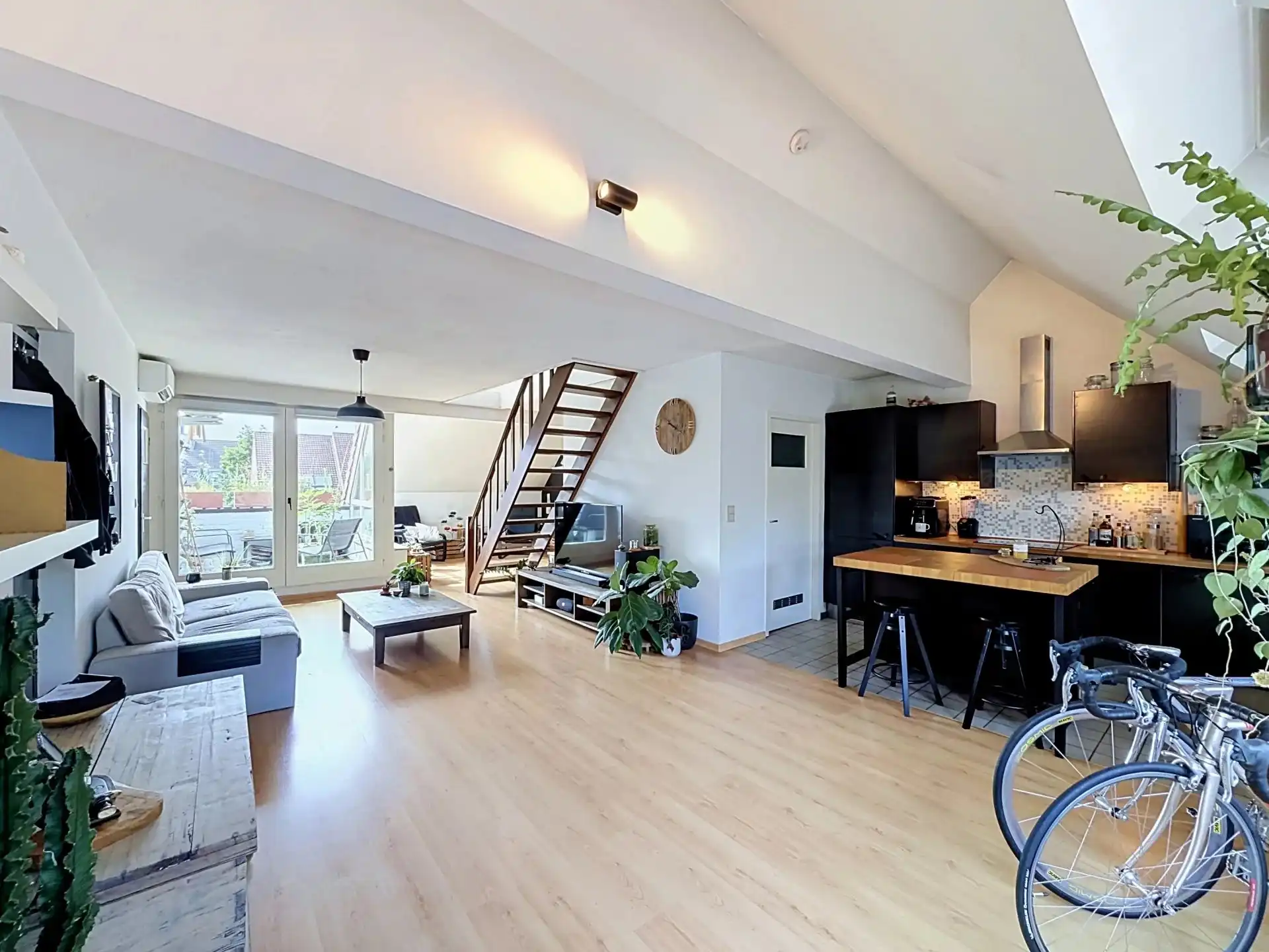 Gezellig en ruim duplex appartement in hartje Lommel met staanplaats. foto 2
