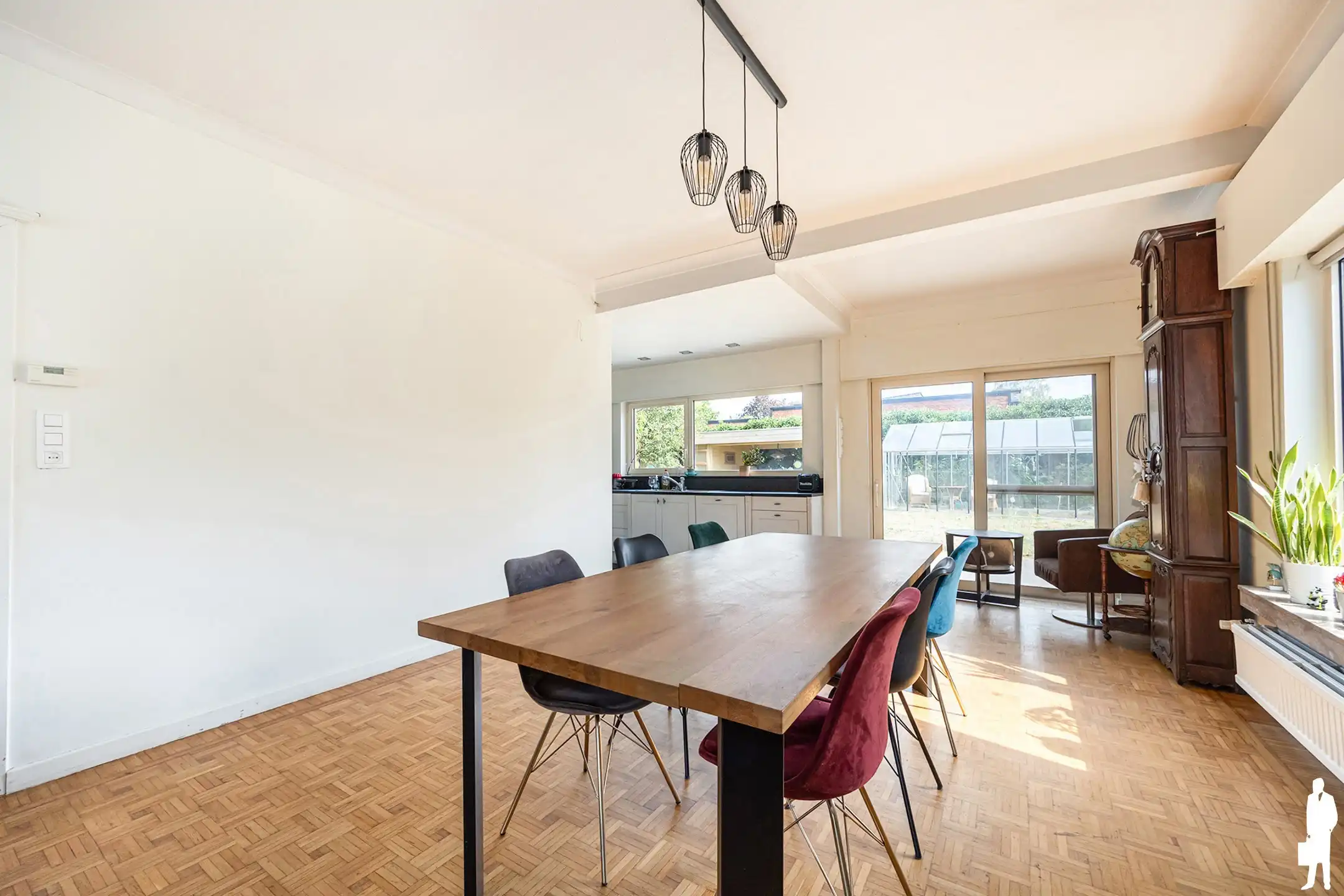 Gerenoveerde gezinswoning met 5 slpk, 2 badk, en zonnige tuin foto 5
