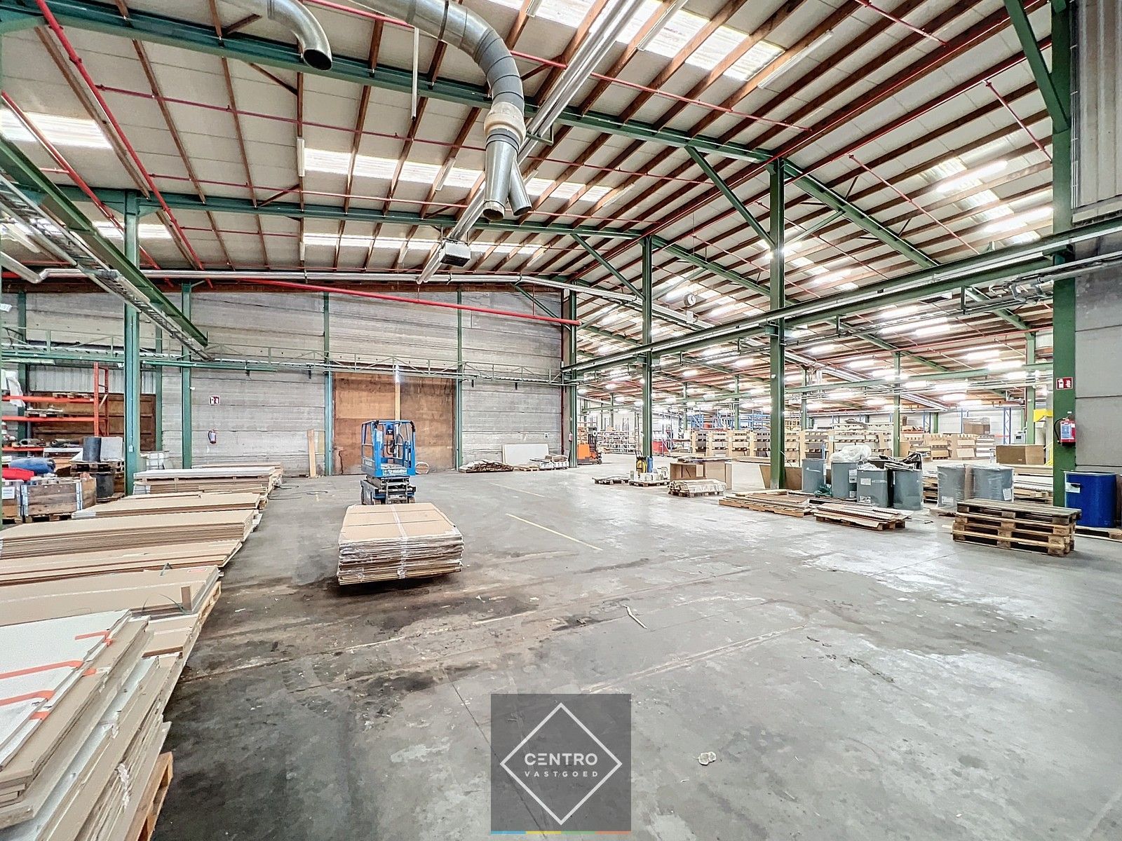 Instapklaar BEDRIJFSGEBOUW bestaande uit een geïsoleerd MAGAZIJN (± 2.935m²) met KANTOORGEBOUW (± 305m²). Ruim verhard buitenterrein én 2 rolbruggen. Op industriezone te Houthulst. foto 19