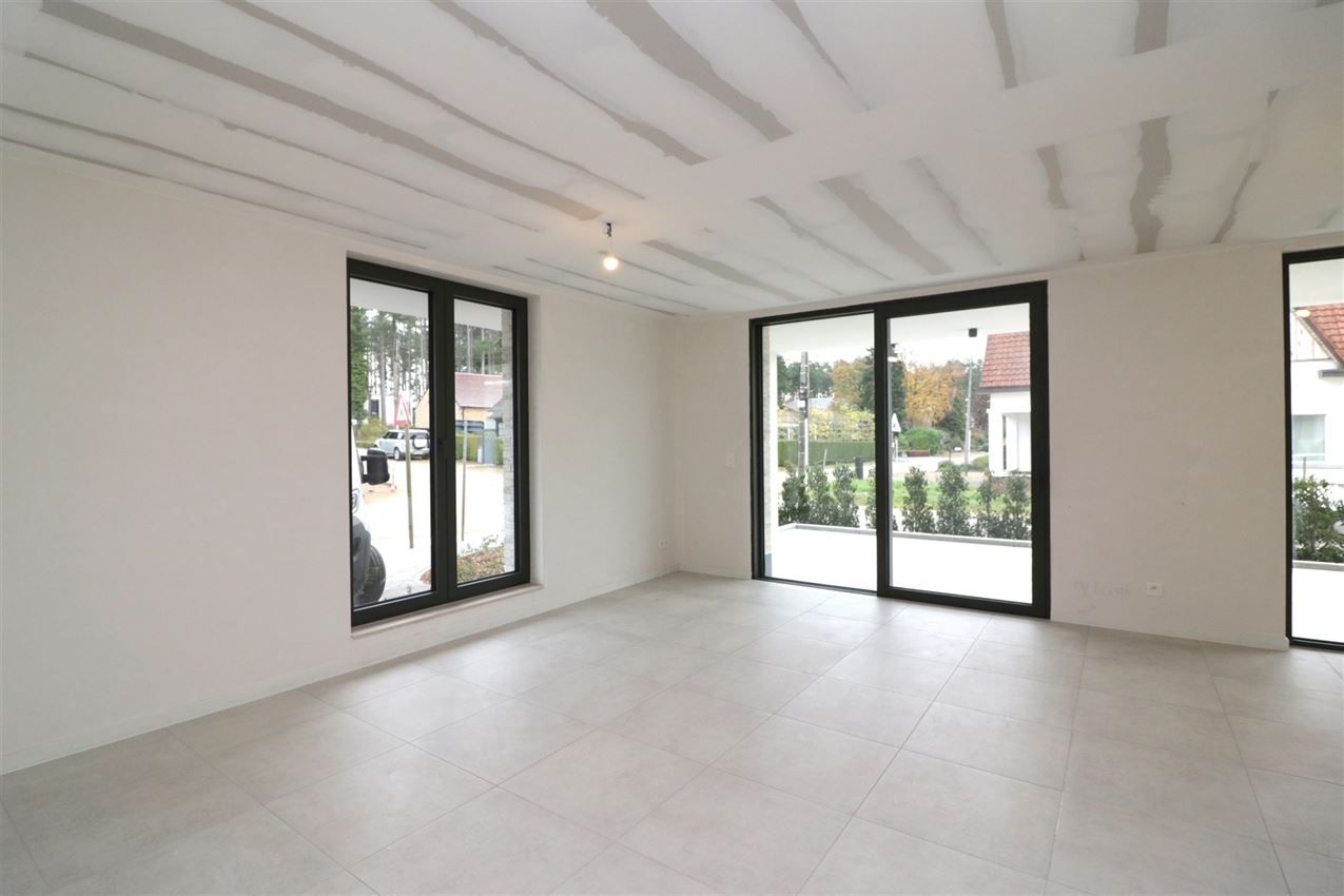 splinternieuw, gelijkvloers, ruim terras, 2 slpk foto 35