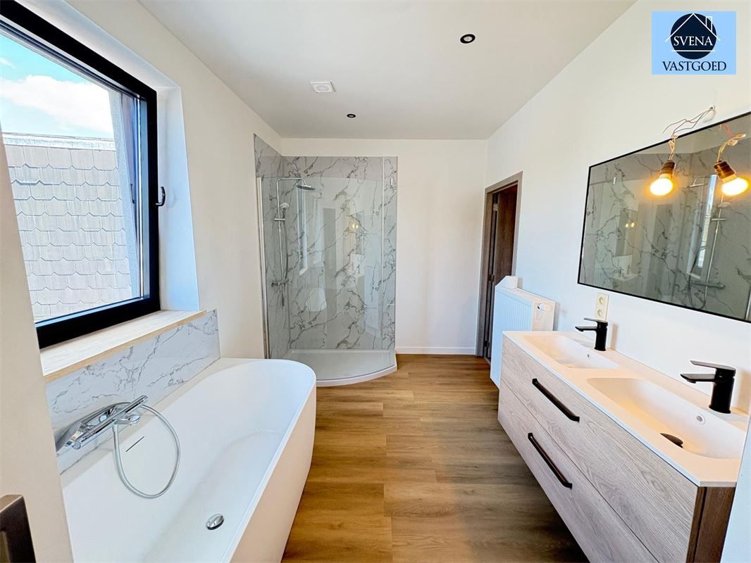 PRACHTIG GERONOVEERDE WONING MET 4 SLAAPKAMERS foto 11