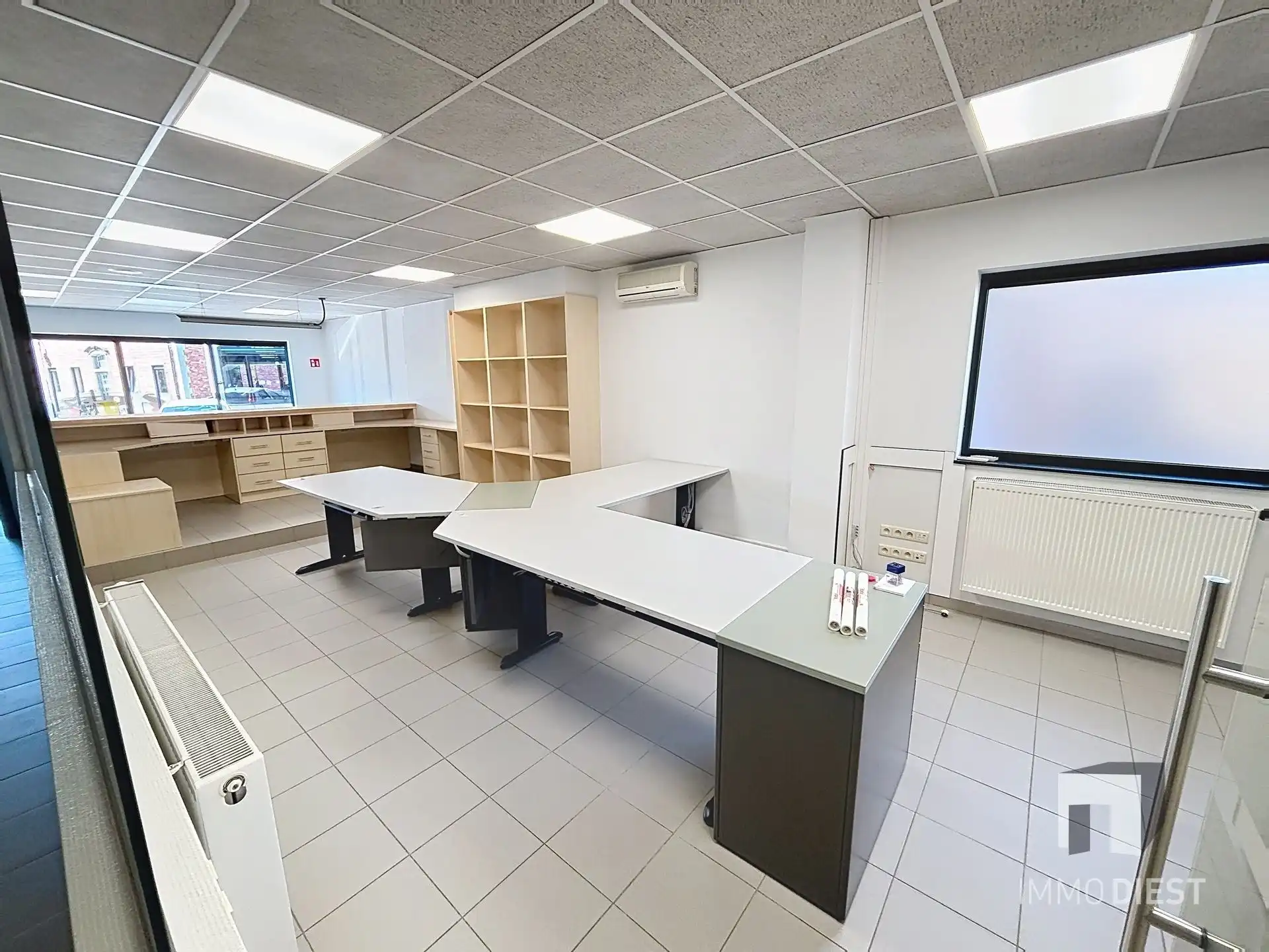 Handelsgelijkvloers van 230m² met private, achterliggende parking voor 3 wagens. foto 10