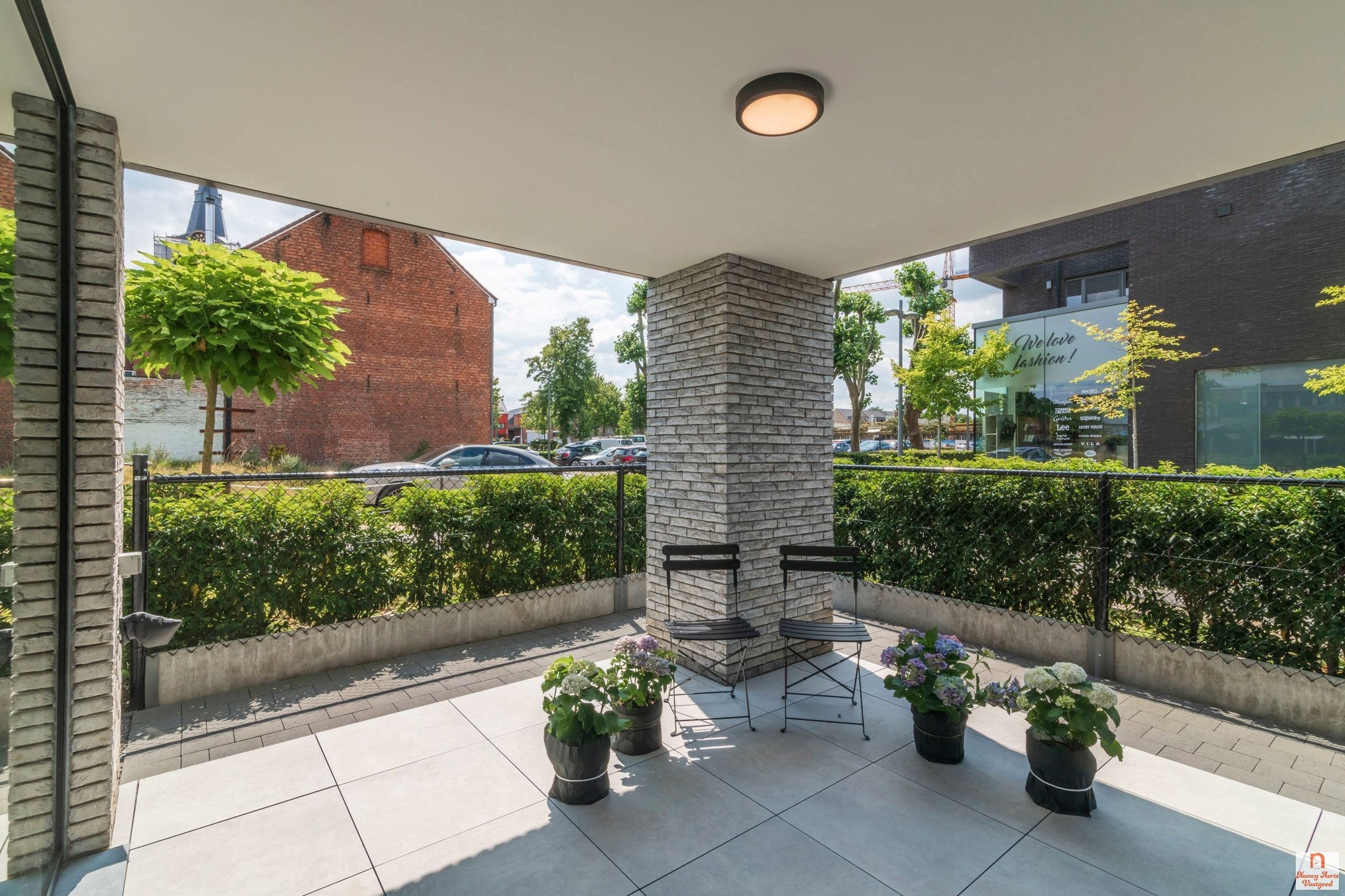 Ruimtelijk wonen met verfijnde afwerking in hartje Koersel foto 14