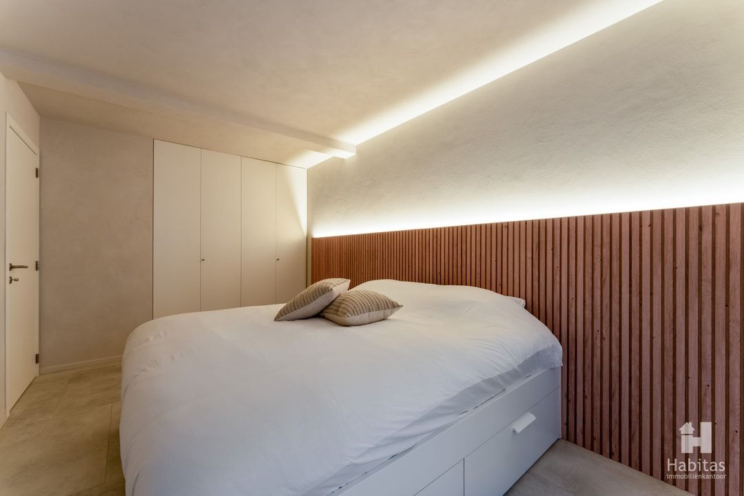 Subliem gerenoveerd, volledig nieuw gemeubeld en verrassend ruim appartement foto 13