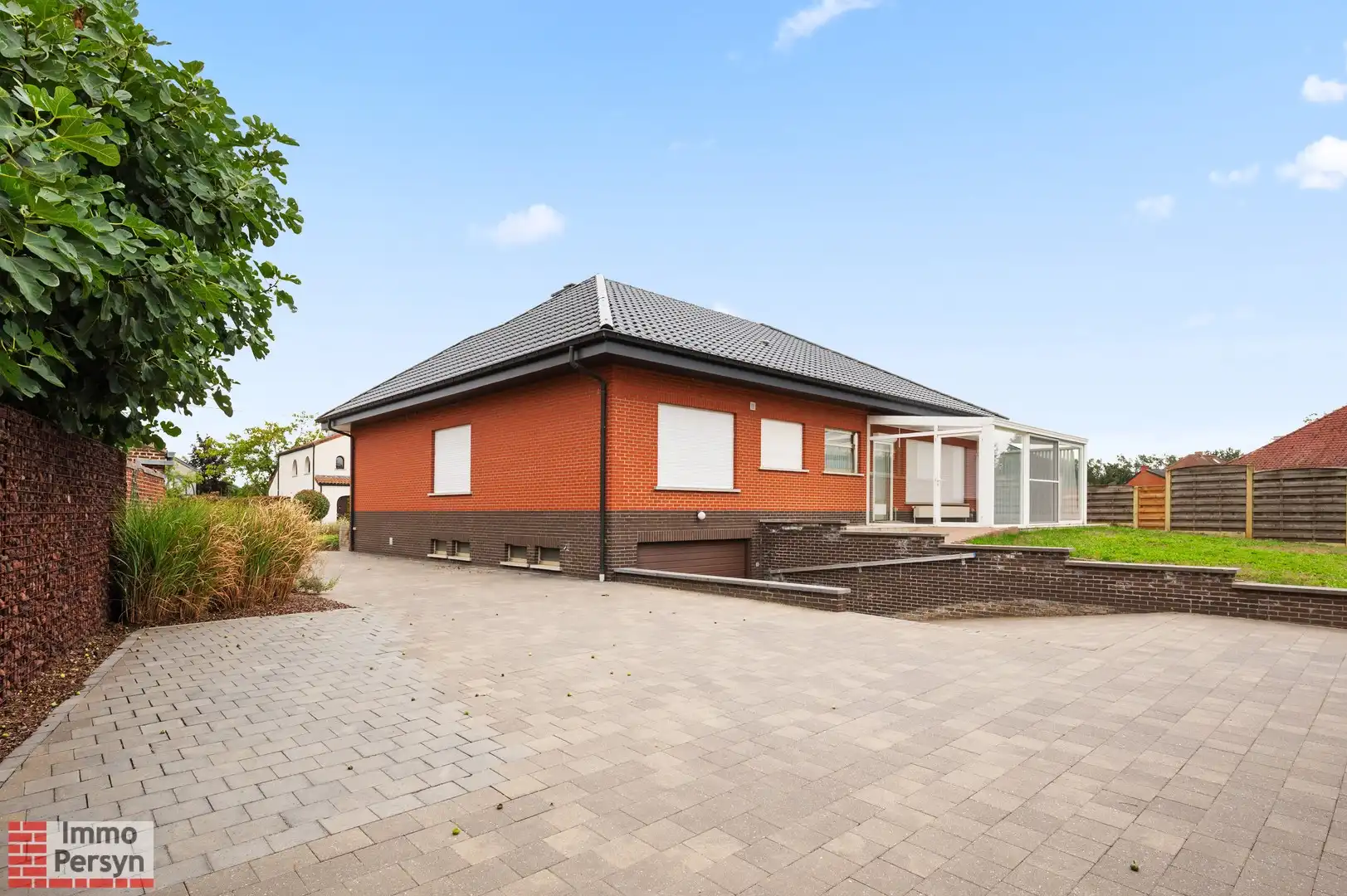 Vrijstaande bungalow met bijgebouw op een riant perceel foto 2
