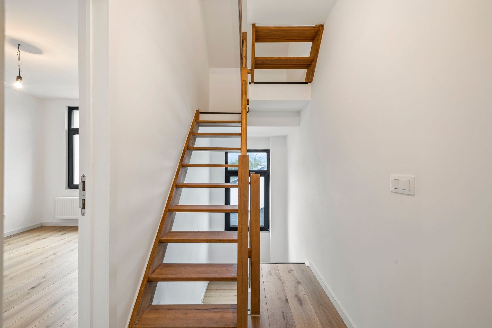 Luxueus gerenoveerde (2025) woning bijgebouw & ruime tuin in Zwijndrecht foto 24