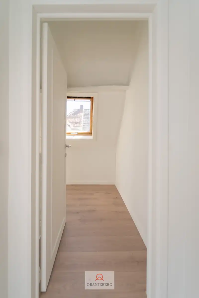 Gerenoveerde lichtrijke hoekwoning aan het water foto 28