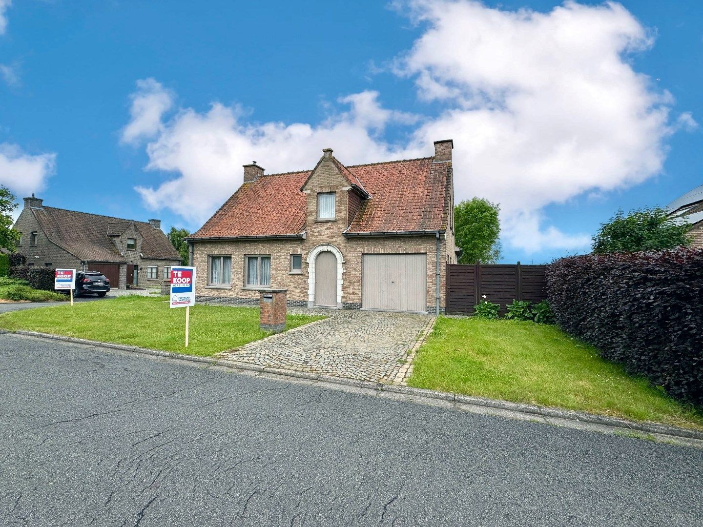 Hoofdfoto van de publicatie: RUIME ALLEENSTAANDE WONING MET 5 SLPKS, GARAGE EN GROTE TUIN