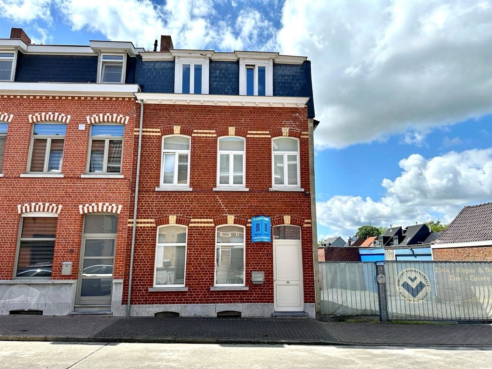 Charmante woning met 4 slaapkamers te huur in Ronse foto {{pictureIndex}}