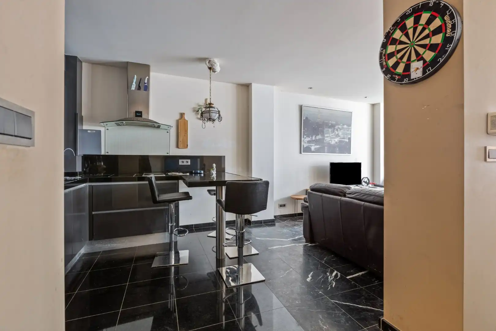 Ruim appartement gelegen op de 1ste verdieping in het centrum van Maaseik! foto 8