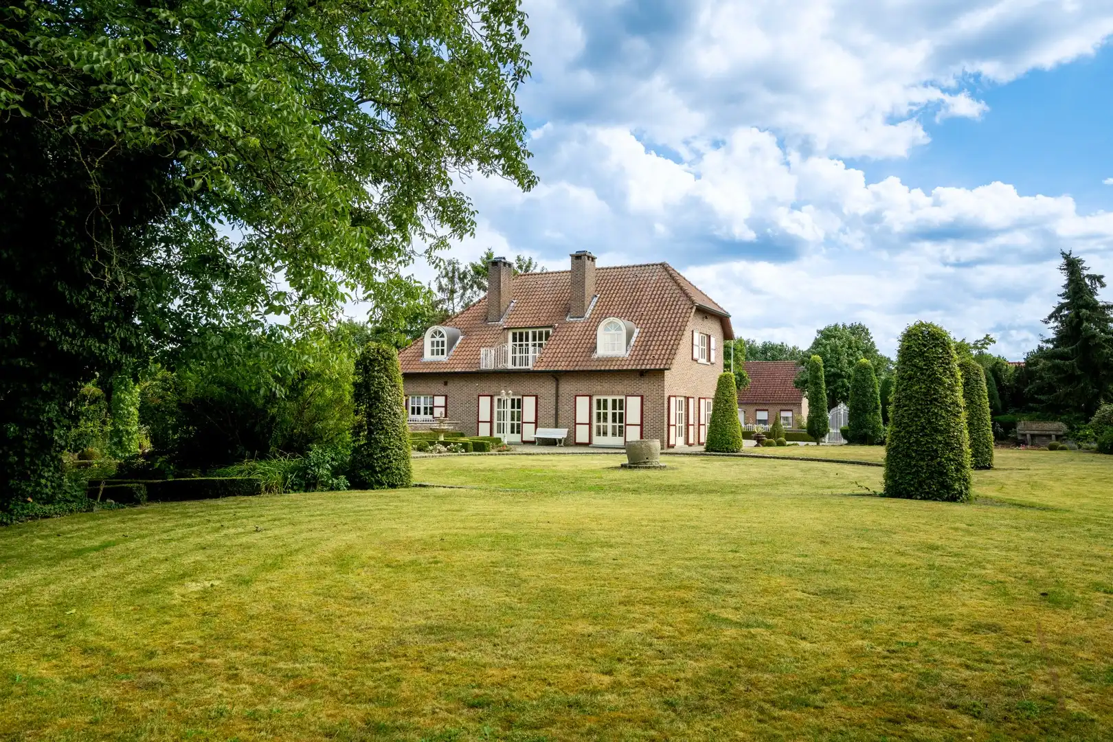 Riante karaktervolle villa met parktuin op ruim 1 hectare foto 3