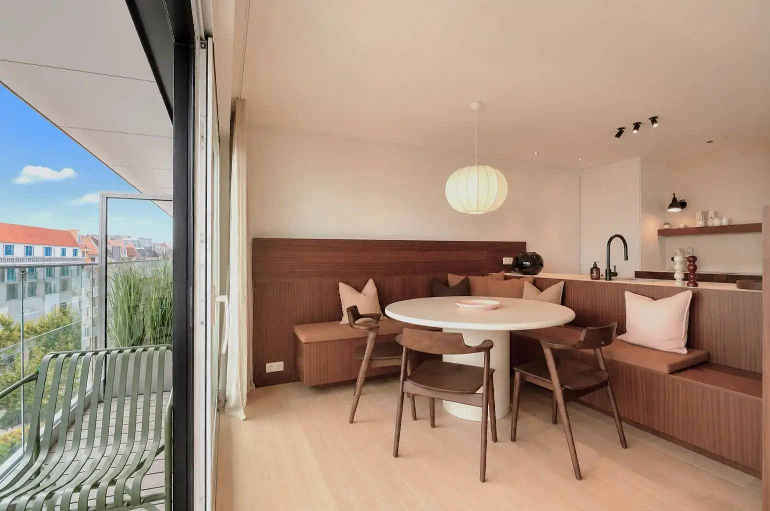 Prestigieus gerenoveerd appartement afgewerkt met hoogwaardige materialen gelegen nabij het Driehoeksplein. foto 13