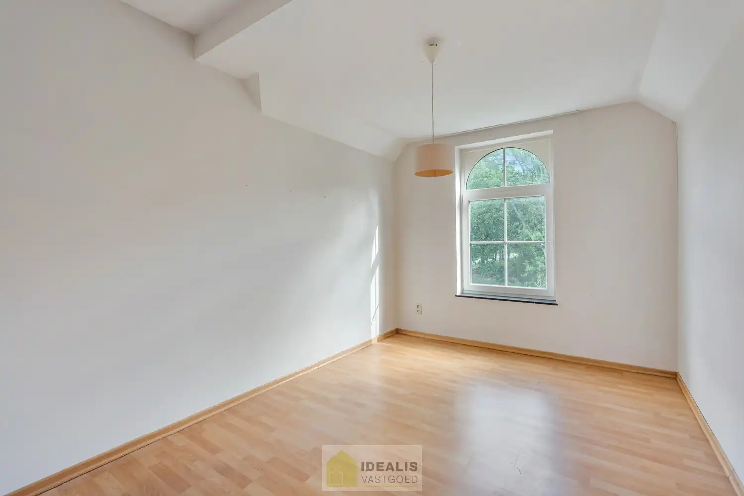 IDEALIS VASTGOED – HEDENDAAGSE EENGEZINSWONING OP RUSTIGE LOCATIE MET AANGELEGDE TUIN OP EEN KNAP PERCEEL (9A87CA) NABIJ HET CENTRUM VAN PELT – De woning omvat een heerlijke lichtrijke open leefruimte met aansluitend goed uitgeruste keuken, fijne wasplaats/berging, 4 royale slaapkamers en goed ingerichte badkamer. Een praktisch ingedeelde woning op een aangenaam en ruim perceel! foto 22