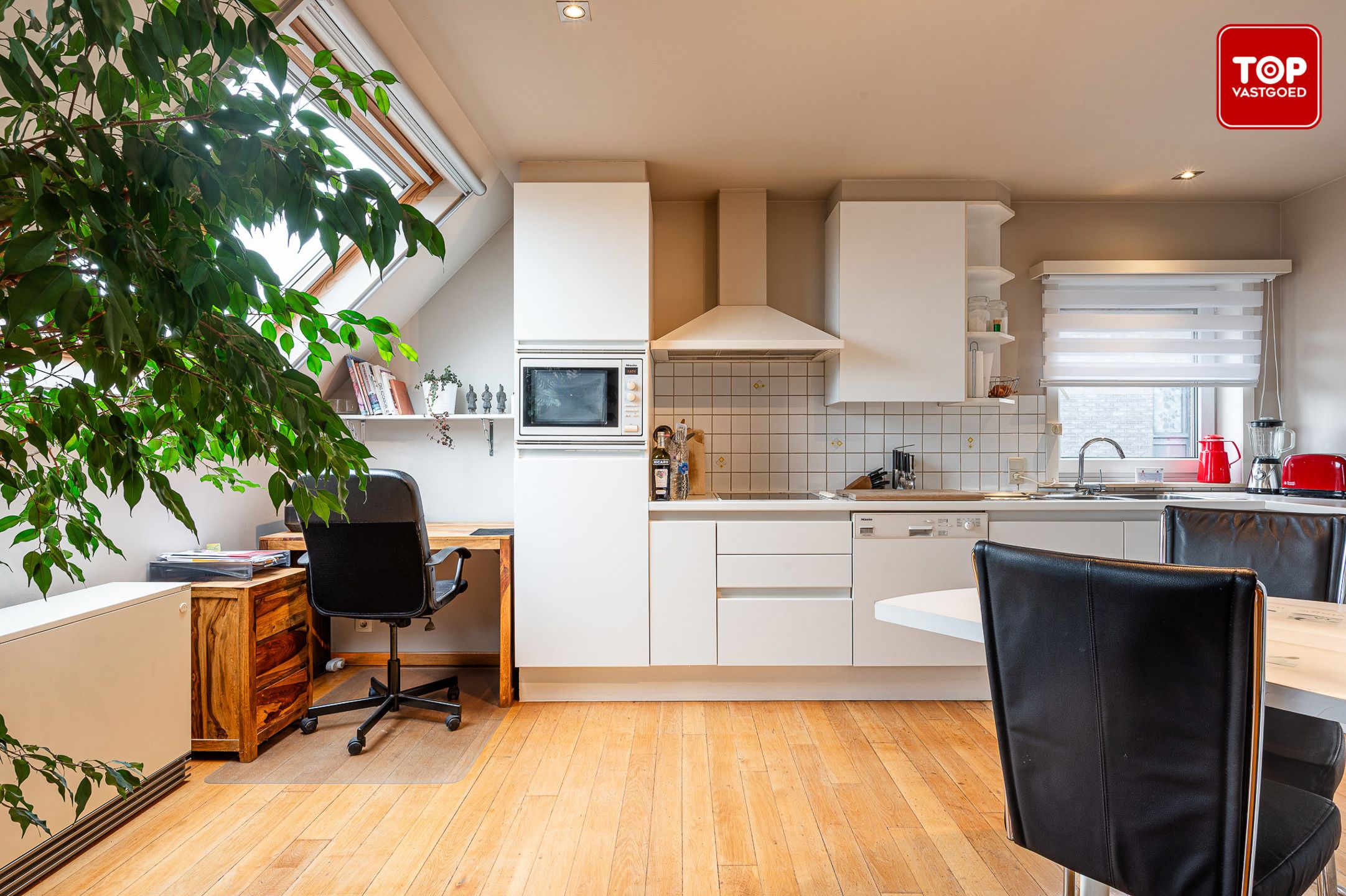 Instapklaar 2 slaapkamer appartement met garage in kleinschalig gebouw foto 3