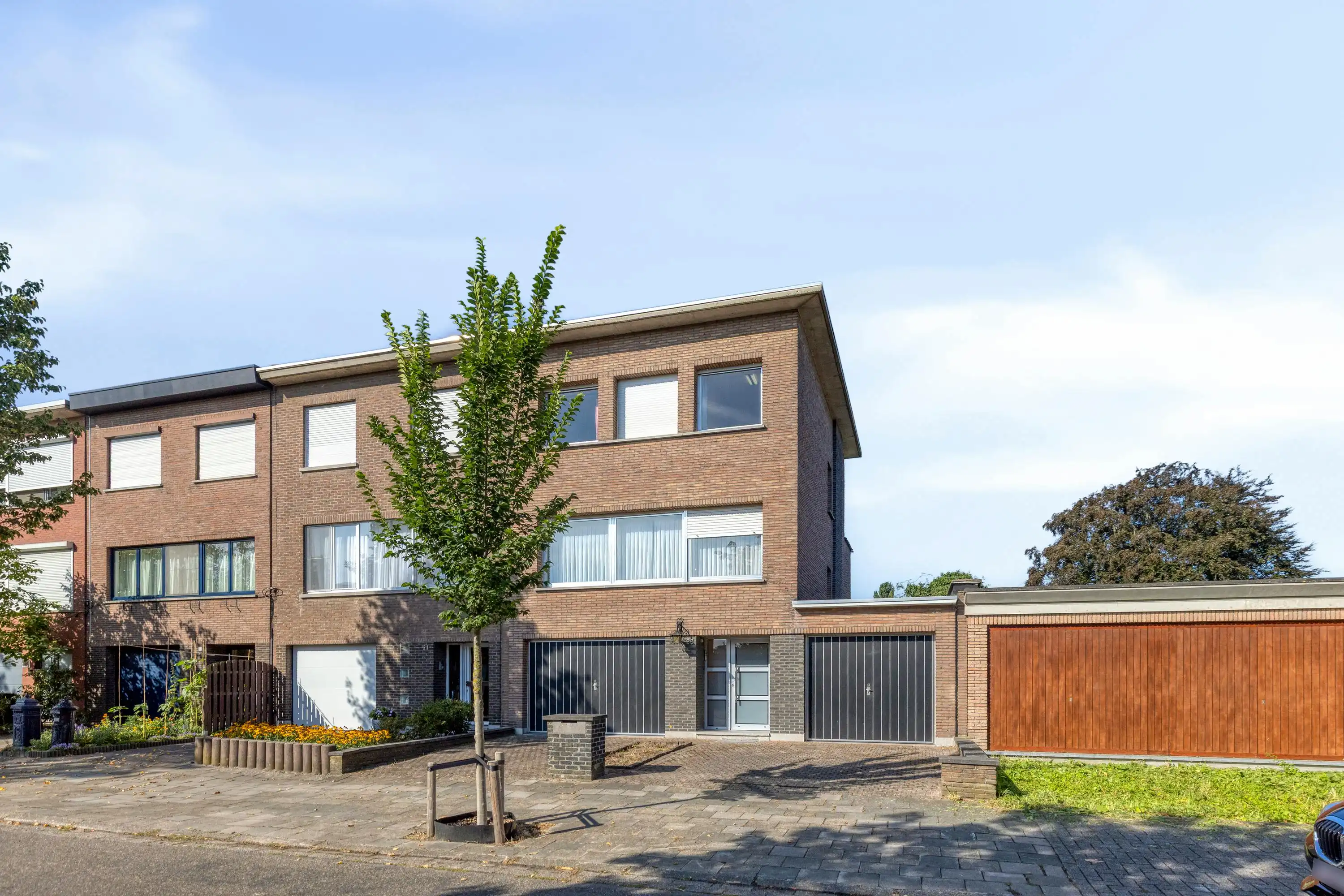 Huis met 3 slaapkamers en 2 garages te koop in Wilrijk  foto {{pictureIndex}}