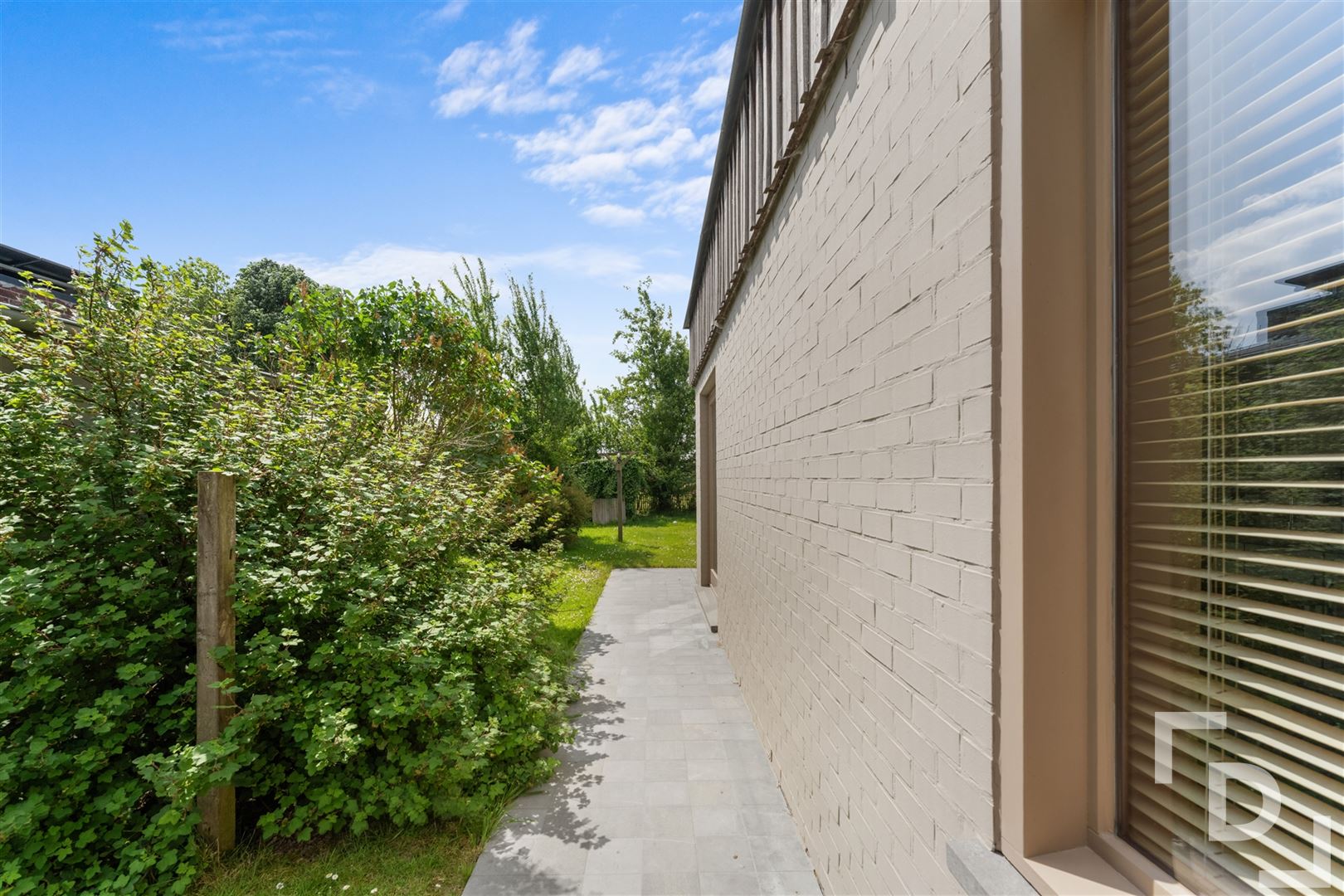 Karaktervolle woning met carport te koop in Stavele. foto 30