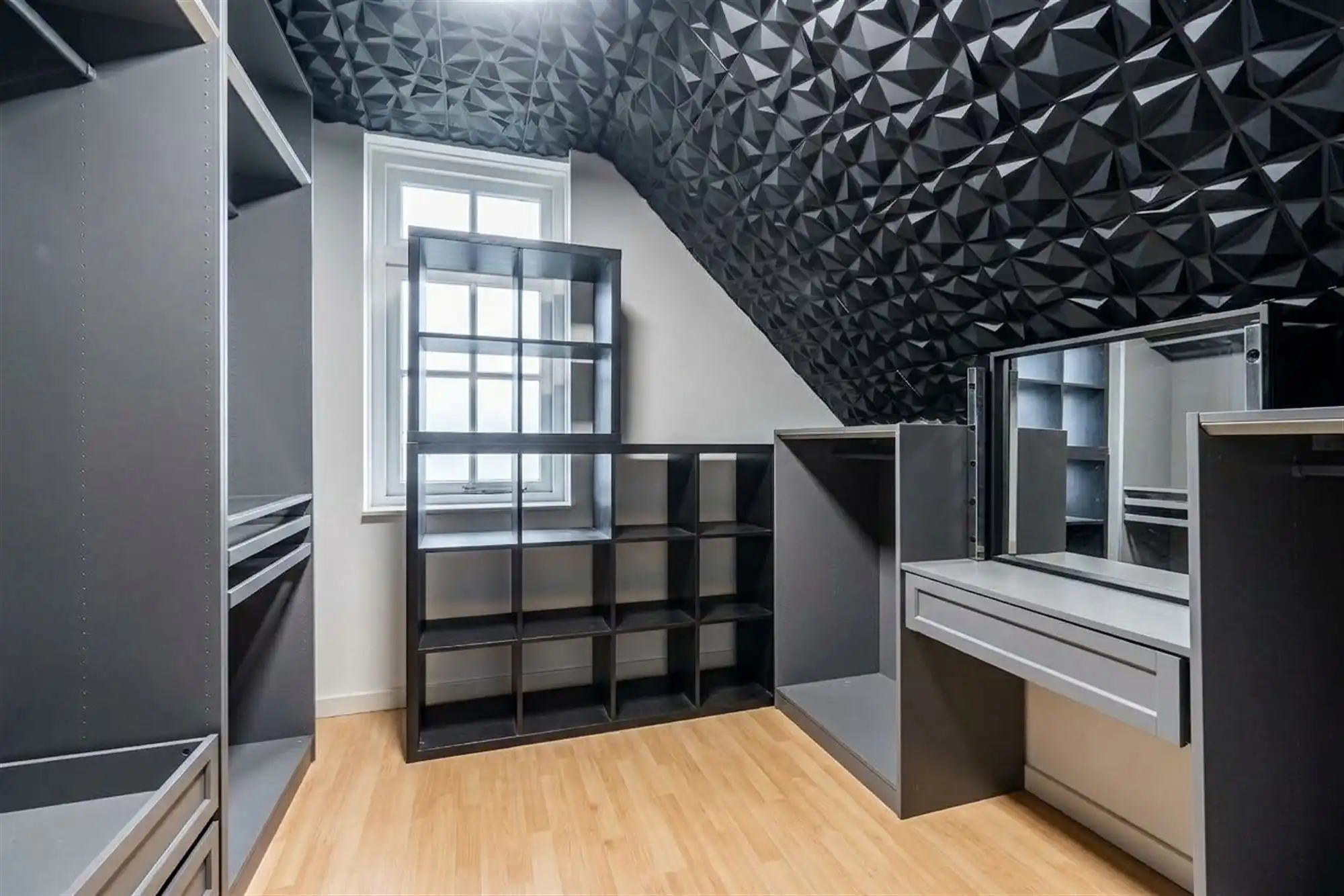 Sfeervolle, energiezuinige halfopen woning met drie slaapkamers en prachtig tuinatelier foto 16