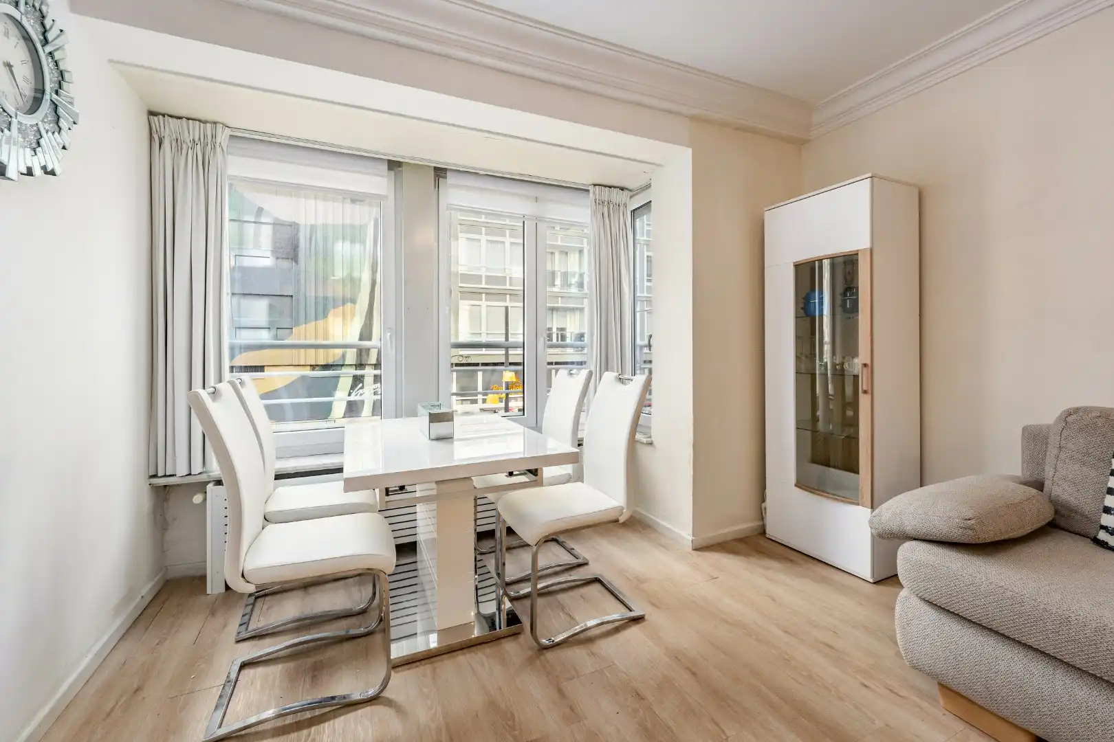 Stijlvol vernieuwd appartement, midden in het stad met lateraal zeezicht! foto 5