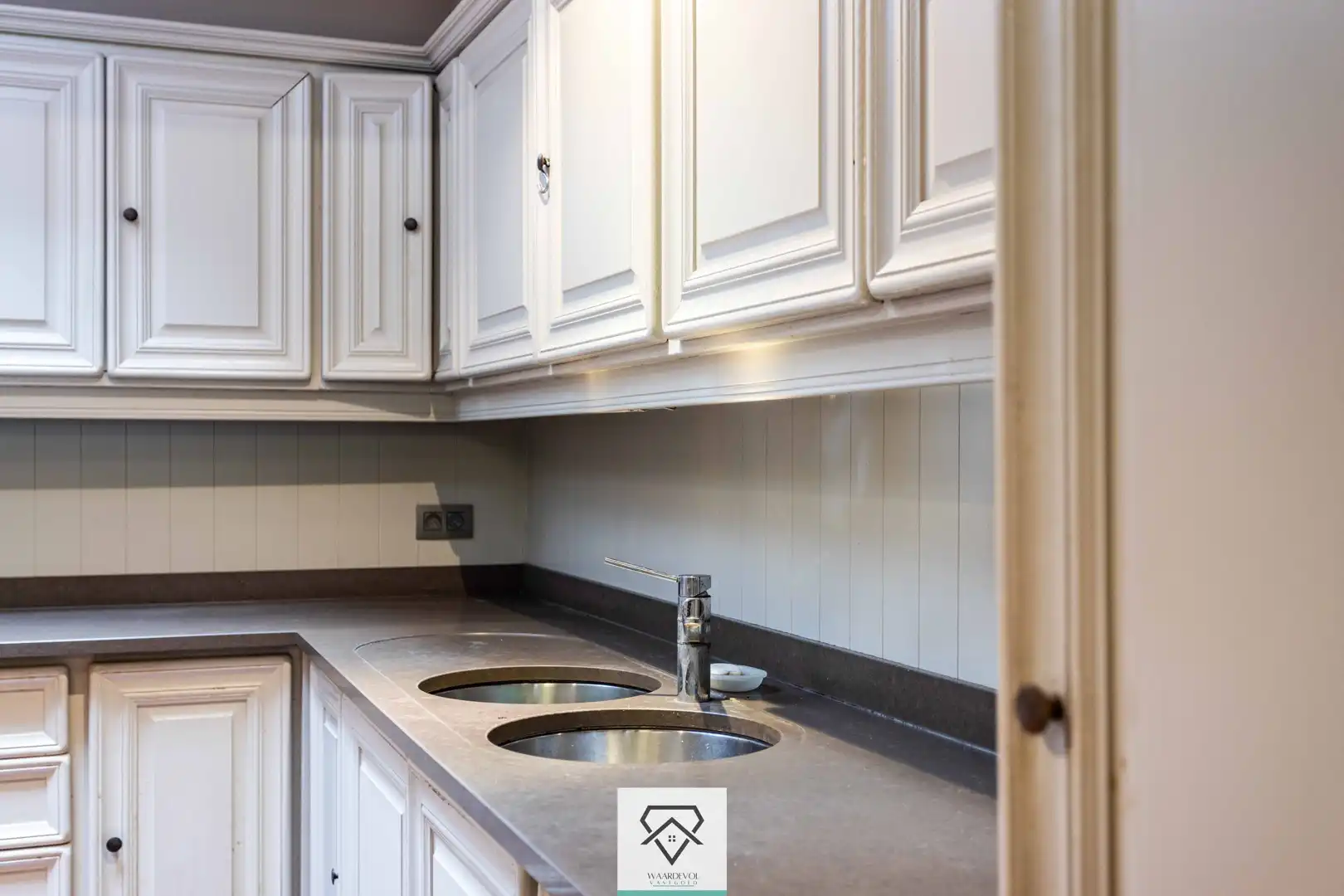 Ruime winkel met uitzonderlijk woonvolume en sterke herontwikkelingsmogelijkheden foto 10