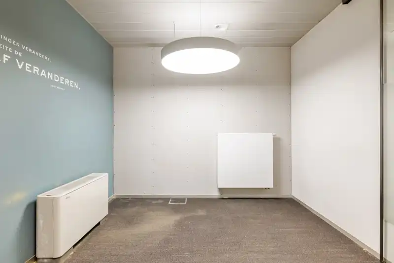 Roeselare-stadskern. Kantoor / praktijkruimte van 164m2, onlangs vernieuwd. Grote zichtbaarheid en uitkijkend op het Coninckplein. Ideaal voor groepspraktijk, galerij, boekhoudkantoor, private training,... foto 11