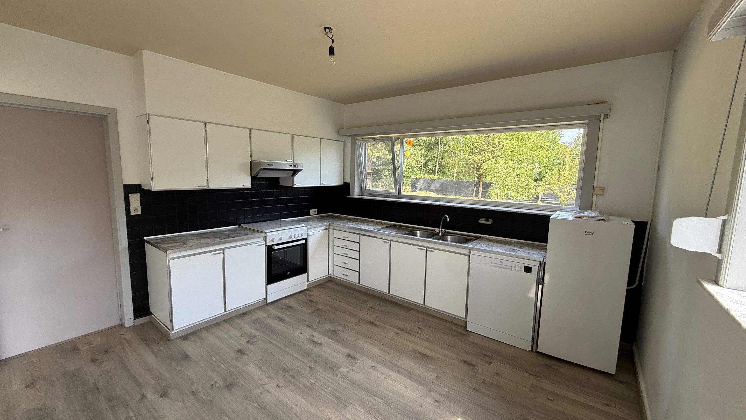 Laagbouwwoning in rustige straat foto 5
