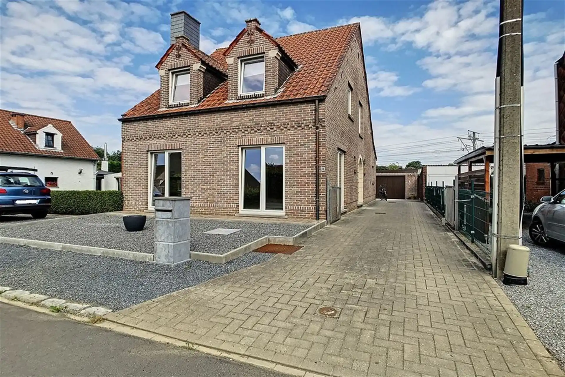 Instapklare half-open bebouwing met 3 slaapkamers en tuin foto {{pictureIndex}}